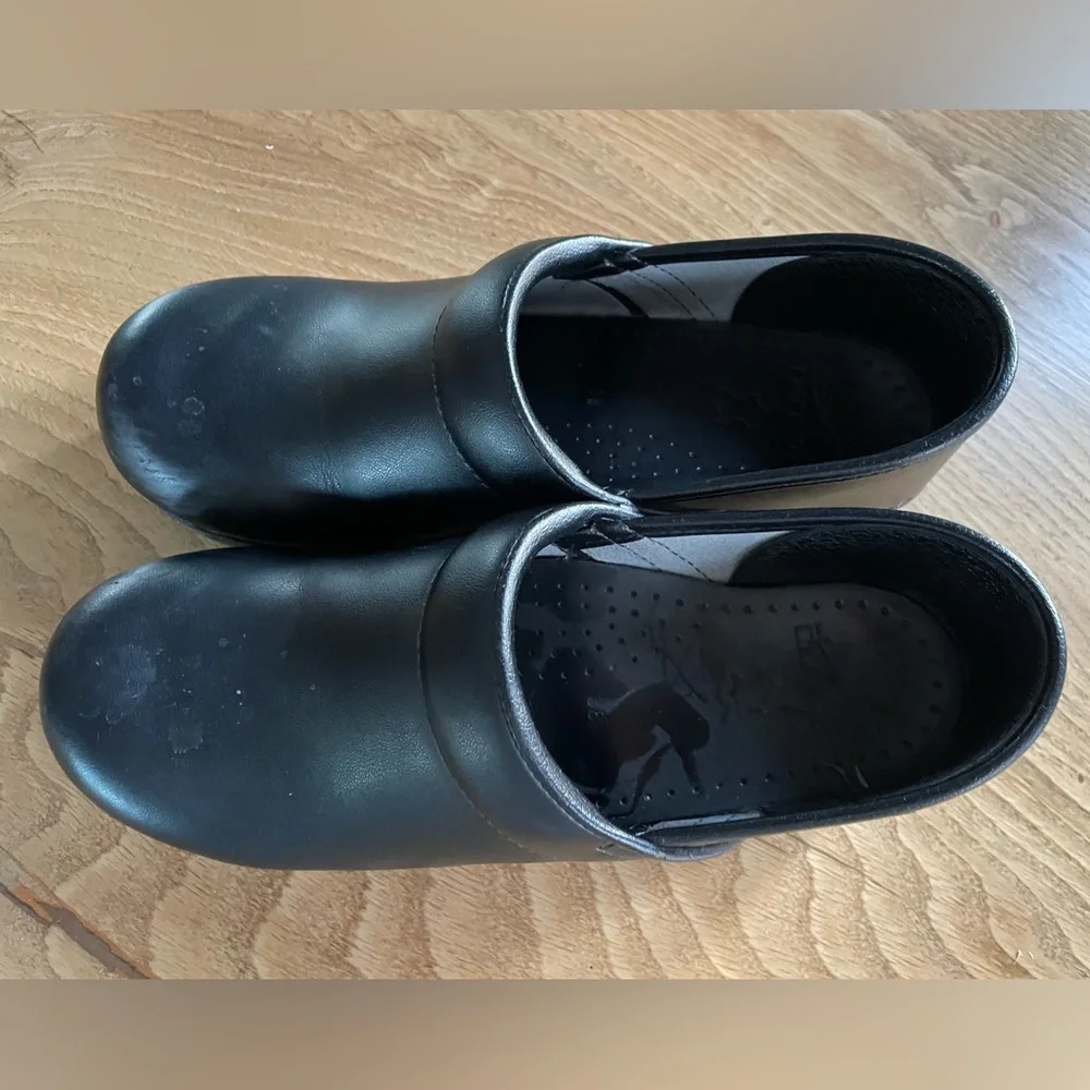 Dansko women’s Clogs Sz 38.  (7.5-8) - Picture 2 of 3